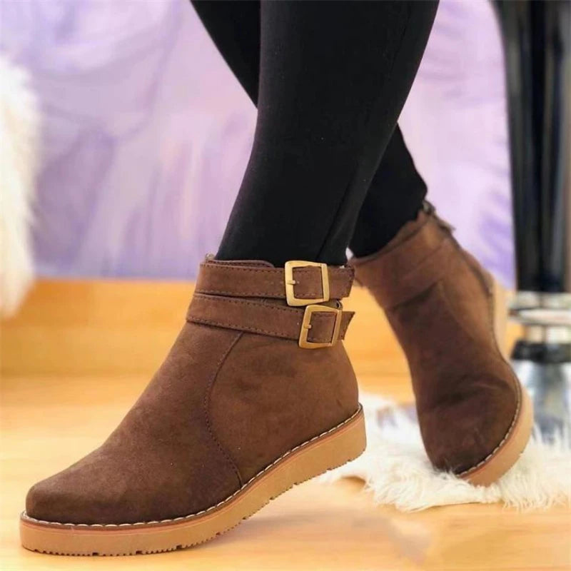 Botins Femininos de Camurça com Salto Baixo e Zip Lateral — Estilo College Inverno