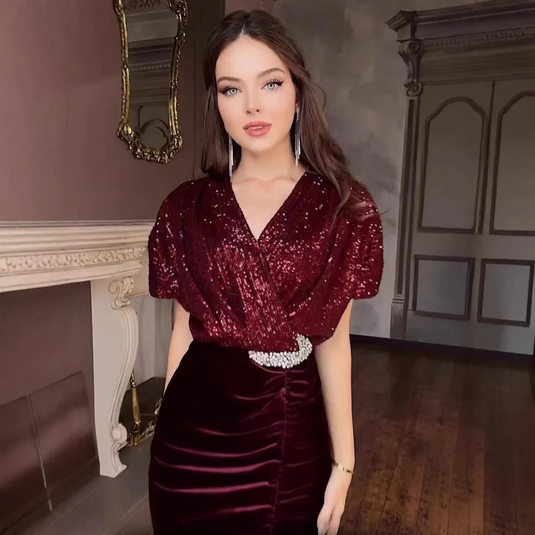 Vestido Formal Feminino com Lantejoulas - Fenda e Decote em V