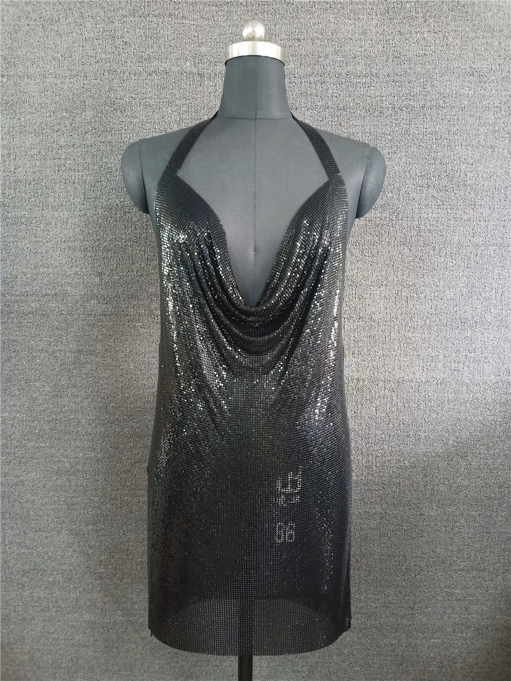 Vestido Mini Feminino com Lantejoulas - Fenda e Decote em V