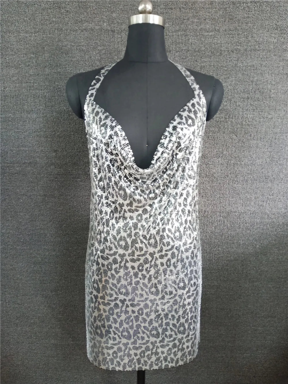 Vestido Mini Feminino com Lantejoulas - Fenda e Decote em V