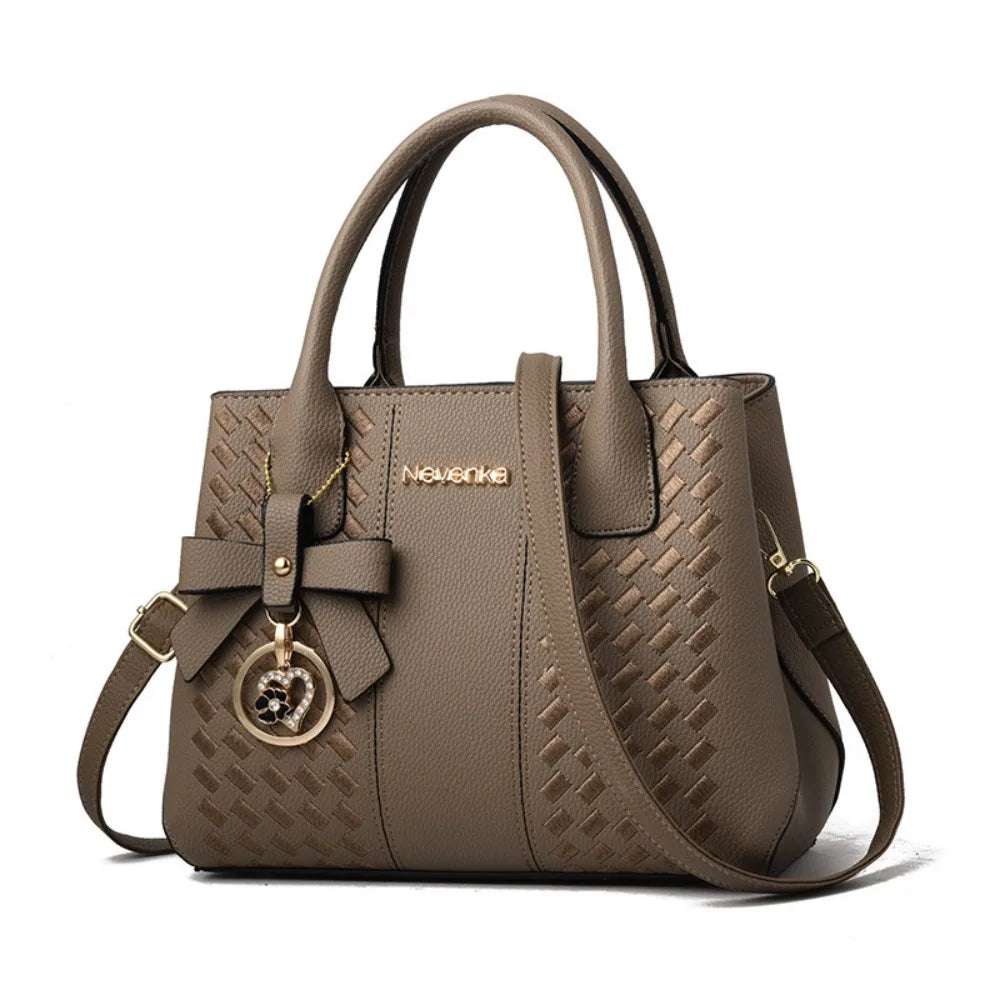 Mala Crossbody Feminina em Relevo com Pendant | Grande Capacidade | TUDOAKI SHOP