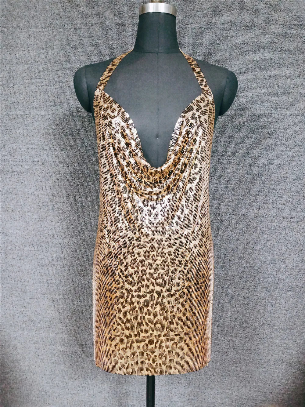 Vestido Mini Feminino com Lantejoulas - Fenda e Decote em V