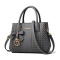 Mala Crossbody Feminina em Relevo com Pendant | Grande Capacidade | TUDOAKI SHOP