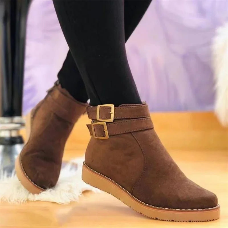 Botins Femininos de Camurça com Salto Baixo e Zip Lateral — Estilo College Inverno