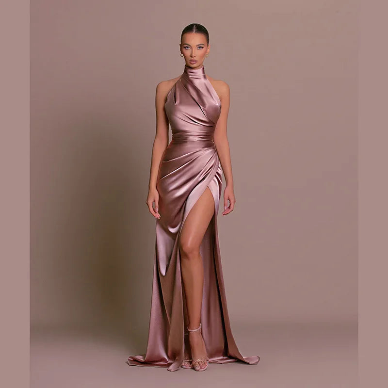 Vestido Elegante de Cetim com Fenda e Gola Halter