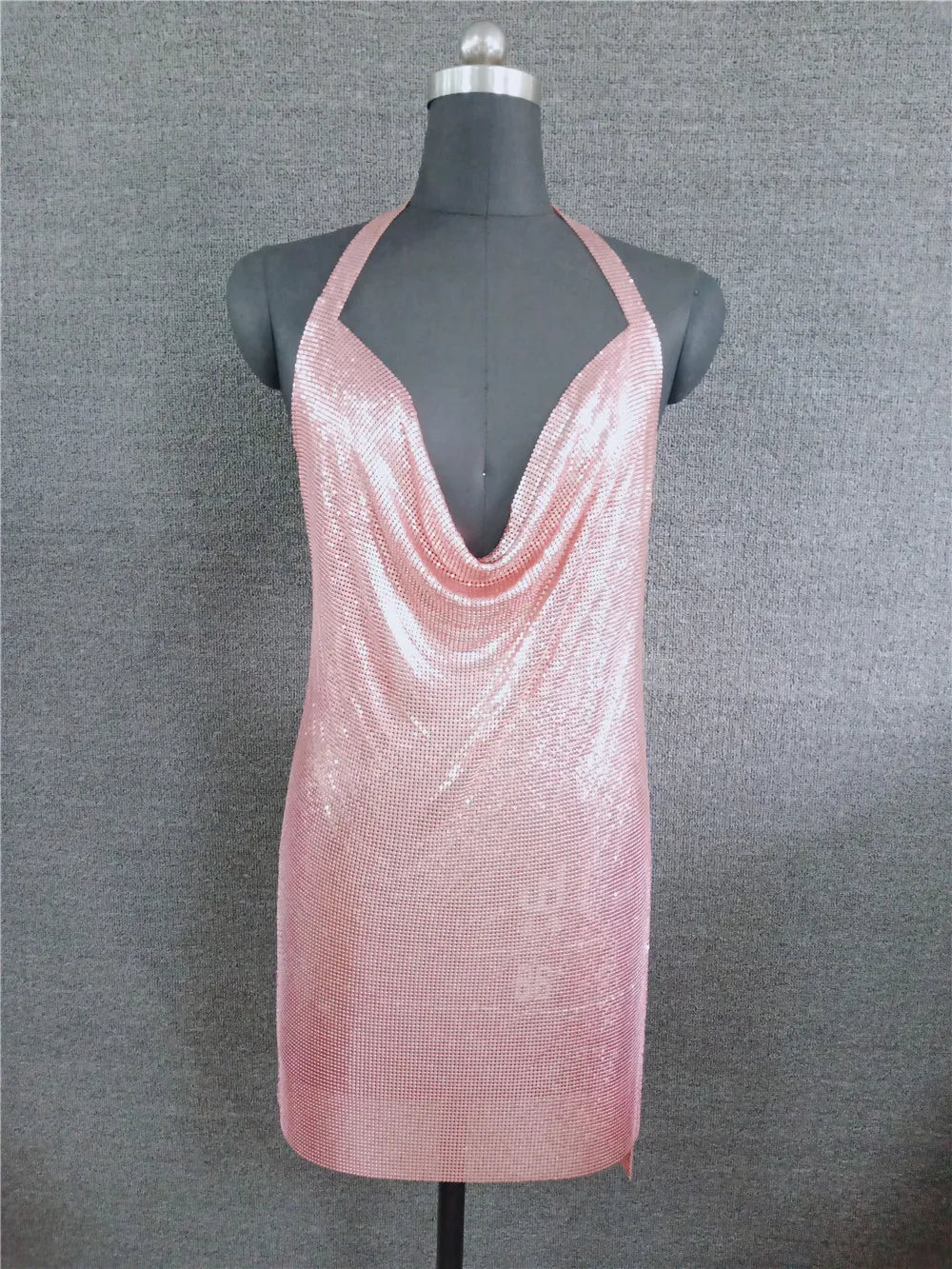 Vestido Mini Feminino com Lantejoulas - Fenda e Decote em V