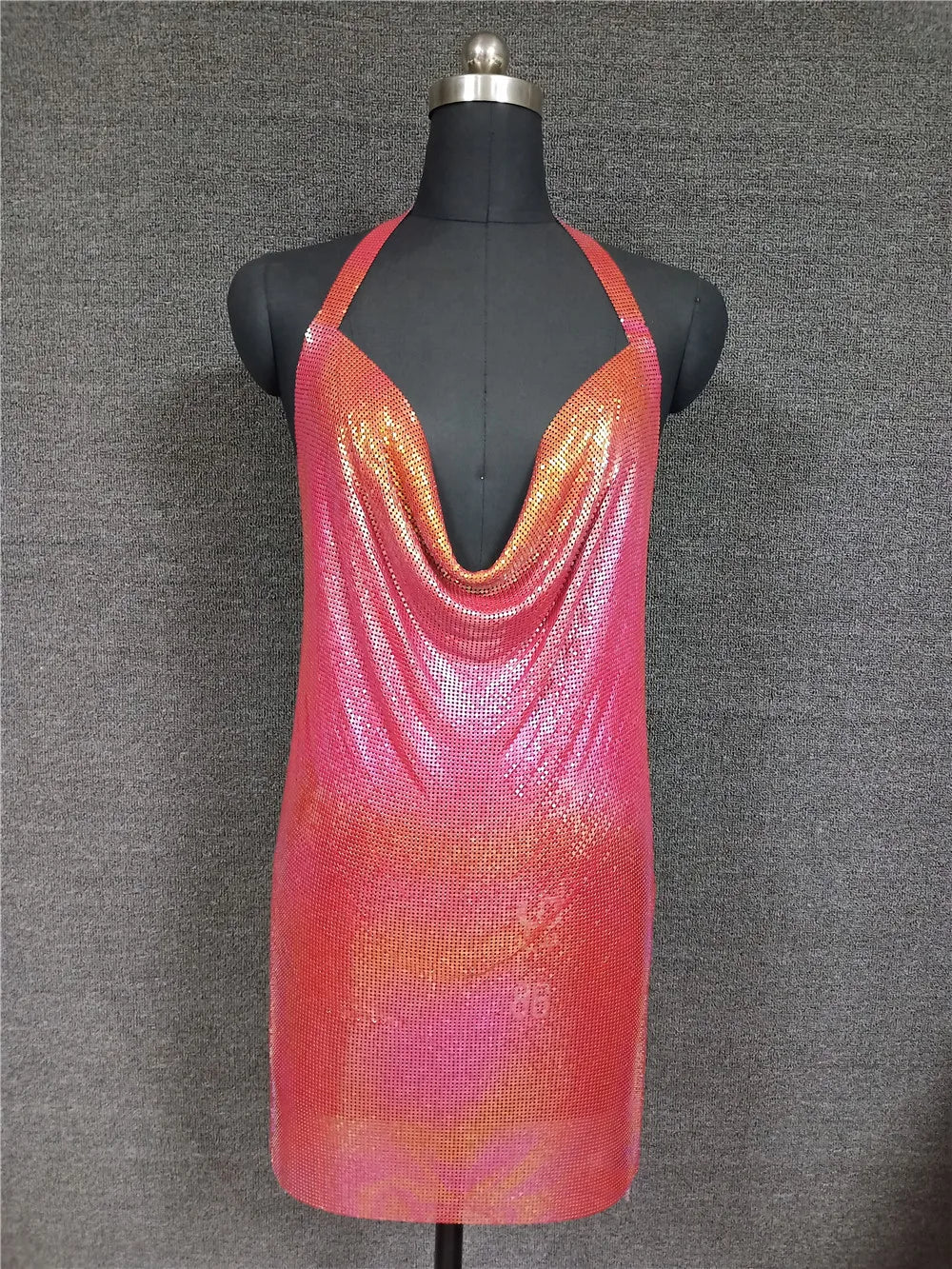 Vestido Mini Feminino com Lantejoulas - Fenda e Decote em V