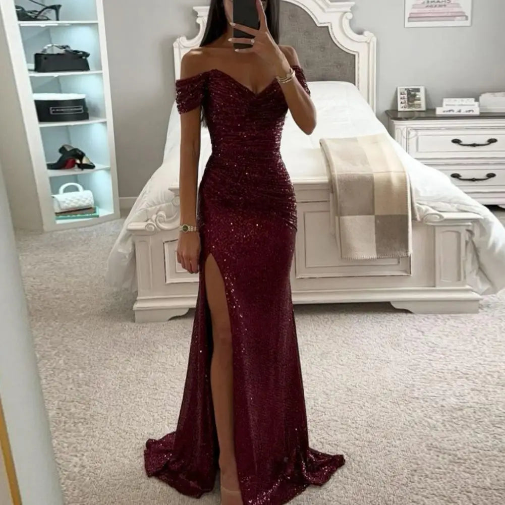 Vestido Maxi Feminino com Lantejoulas - Ombros Descobertos e Costas Abertas