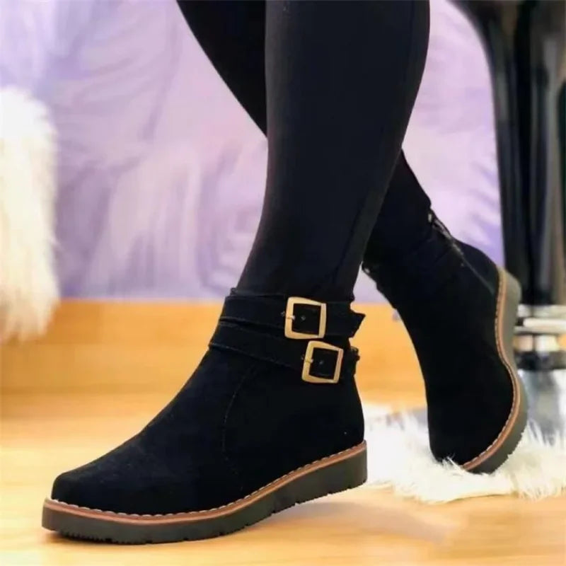 Botins Femininos de Camurça com Salto Baixo e Zip Lateral — Estilo College Inverno