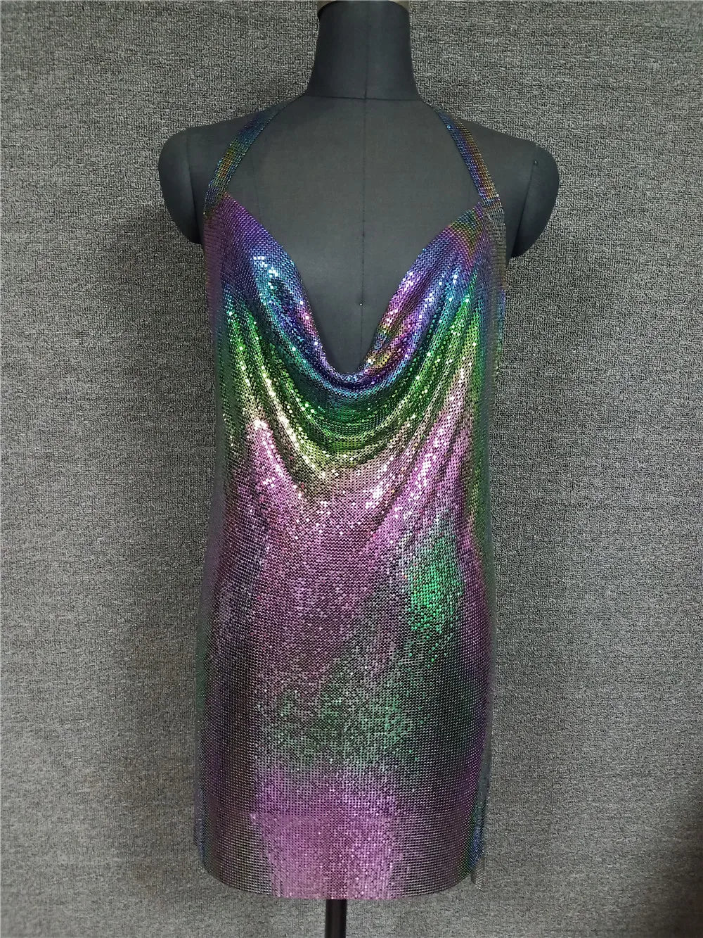 Vestido Mini Feminino com Lantejoulas - Fenda e Decote em V