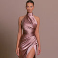 Vestido Elegante de Cetim com Fenda e Gola Halter