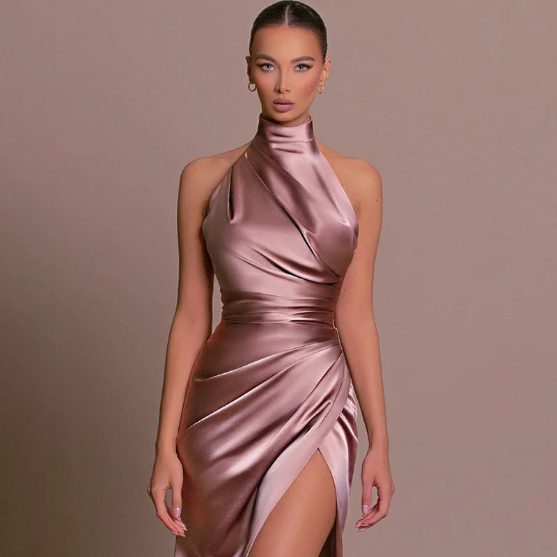 Vestido Elegante de Cetim com Fenda e Gola Halter