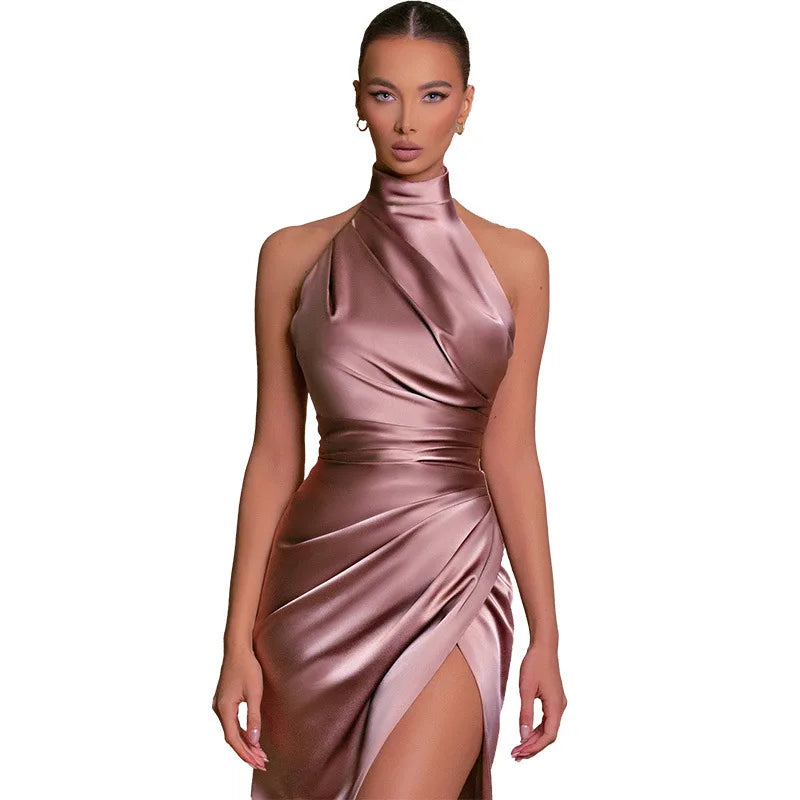 Vestido Elegante de Cetim com Fenda e Gola Halter