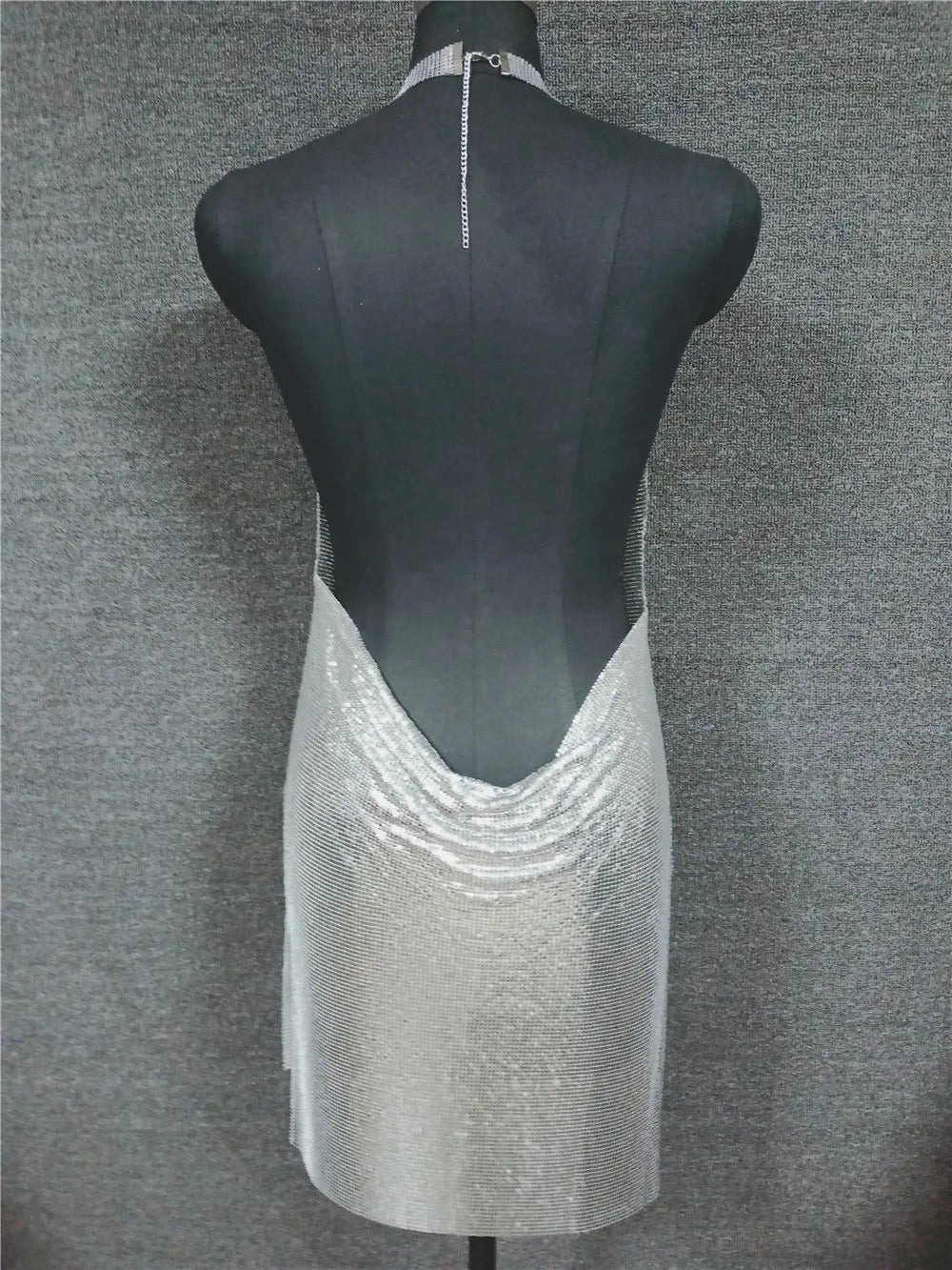 Vestido Mini Feminino com Lantejoulas - Fenda e Decote em V