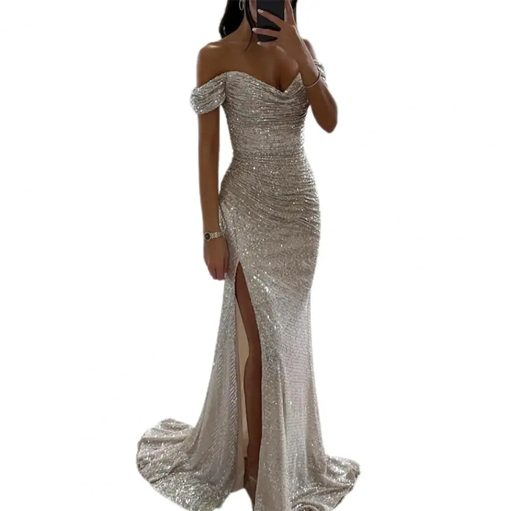 Vestido Maxi Feminino com Lantejoulas - Ombros Descobertos e Costas Abertas